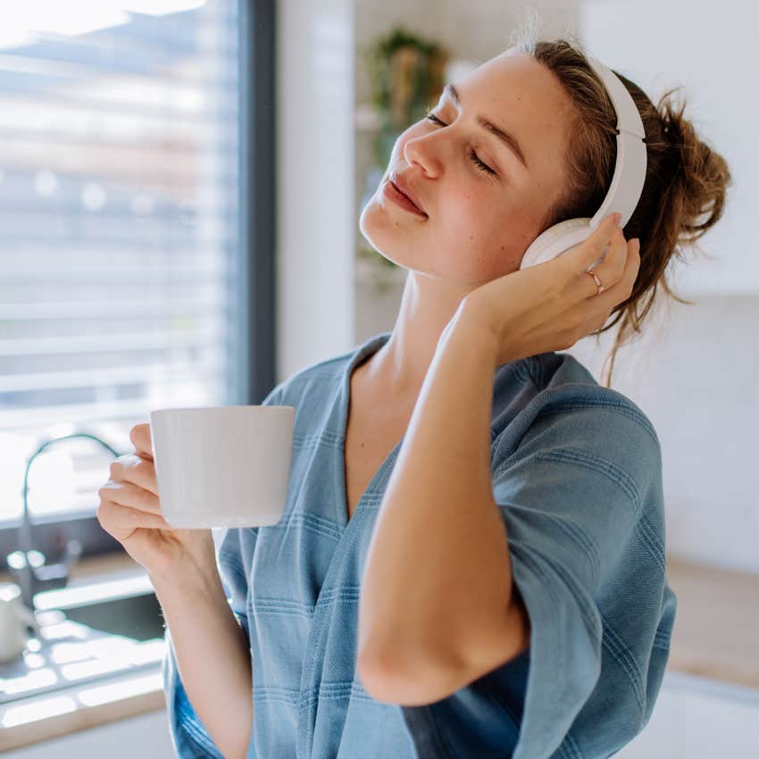 A woman listening to Taylor Swift music on her headphones.